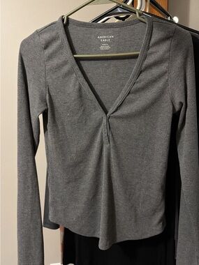 American Eagle Outfitters Long-Sleeve Ribbed V-Neck Top in Gray